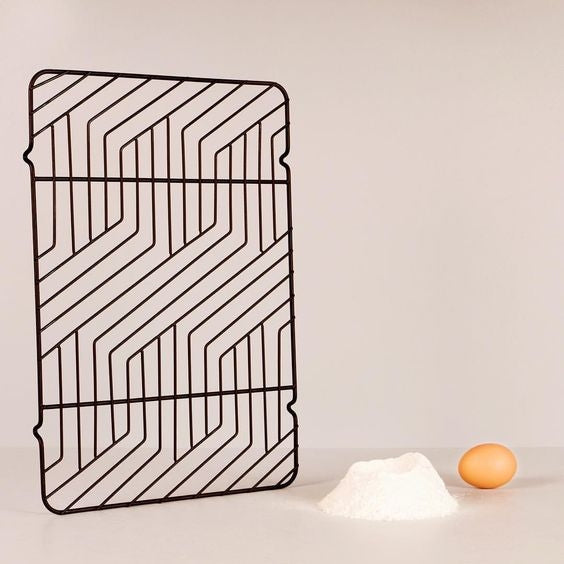 BENDO Cool Cake Rack  in Black in use