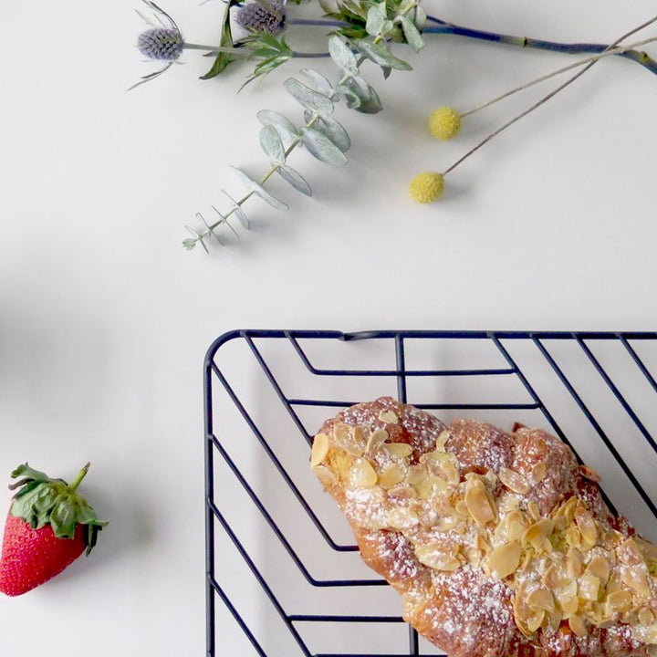 BENDO Cool Cake Rack  in Black with Almond Croissant
