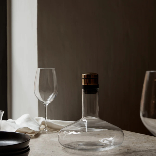 Audo Copenhagen Wine Breather Deluxe Brass Life01