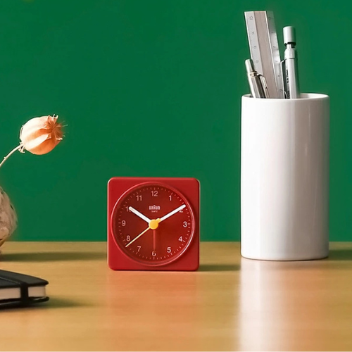 Braun BC02 R Travel Clock Red Life01