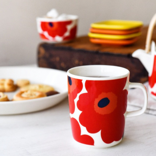 Marimekko Unikko Mug Red Lifestyle01
