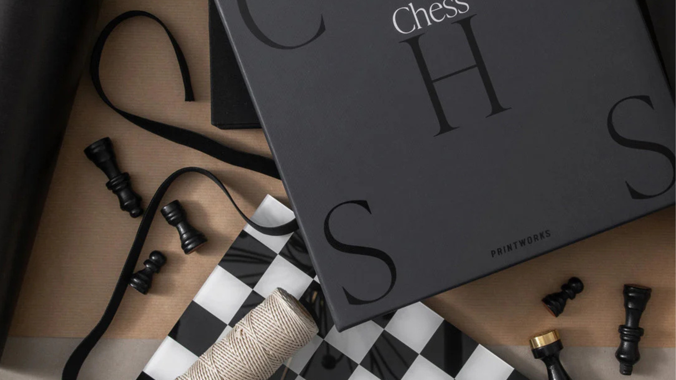 Printworks Chess Set  Art of Chess Hero01